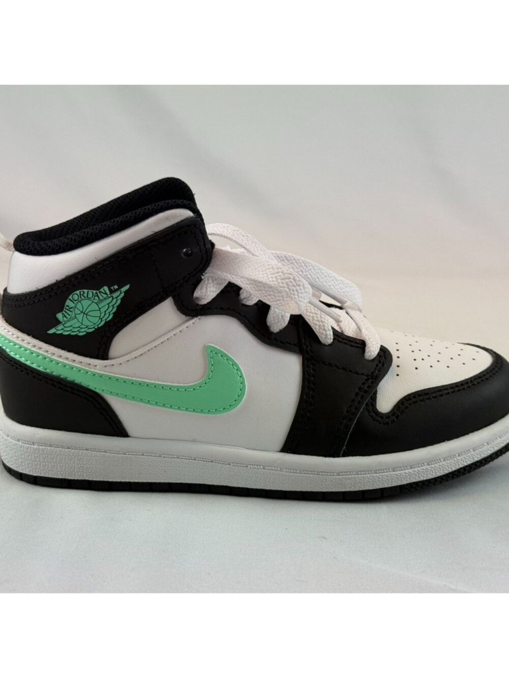 NEW Nike Air Jordan 1 Mid PS PRESCHOOL Sz 13 White Black Green DQ8424-103 - Picture 4 of 8